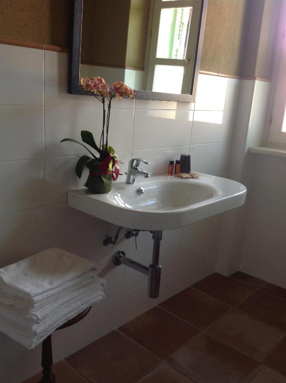 Locanda San Lorenzo Roddino Bagian luar foto